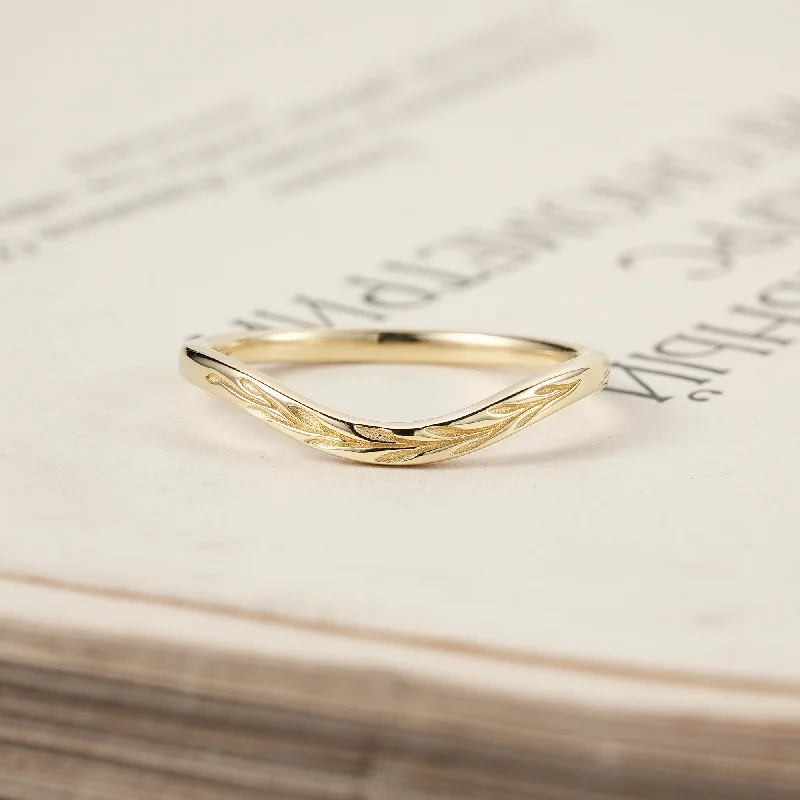 Golden Elegance: Embossed Leaf Motif Ring | Eleanor