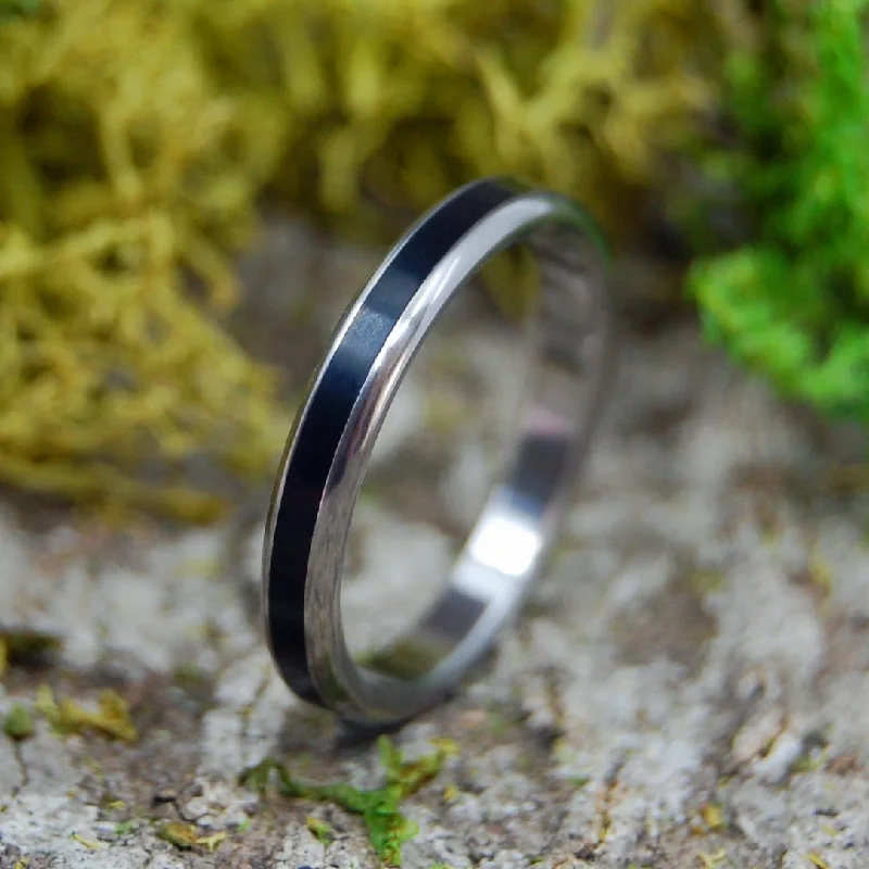 Rounded Beam Of Darkness | Women's Onyx Stone & Titanium Wedding Ring