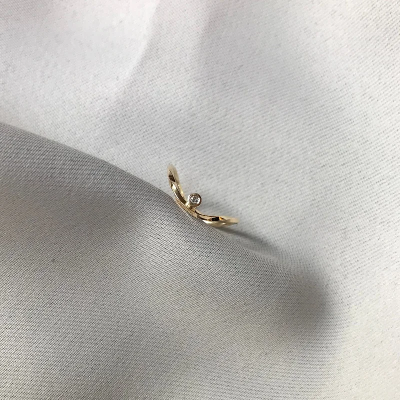 WAVE 14K Gold Ring w. Diamond