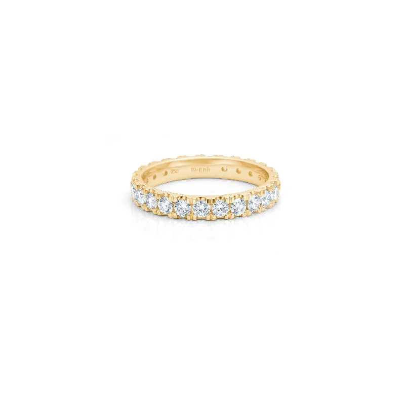 Her Classic 18K Gold Ring w. Diamonds